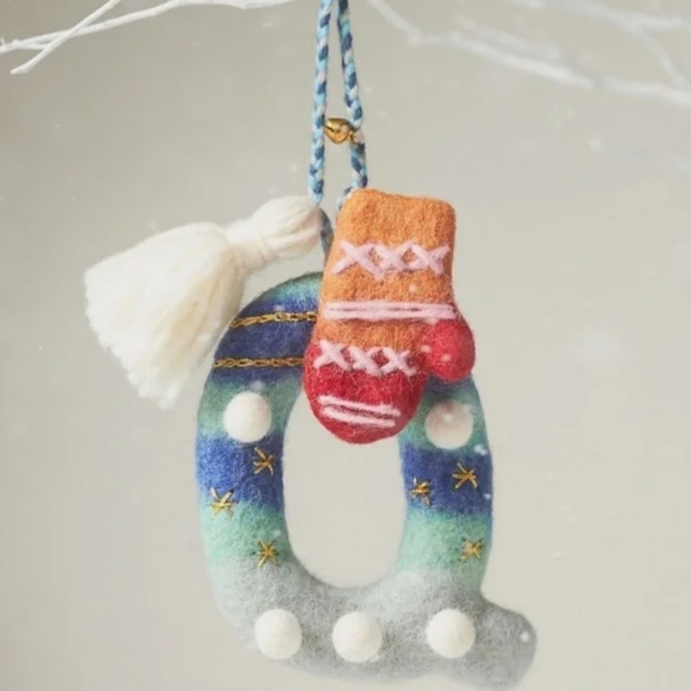 Anthropologie Jolly Monogram ornament "Q" - green/blue/grey